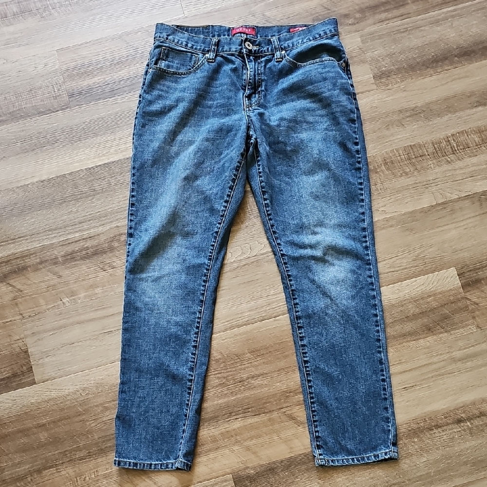 Guess Jean Medium rise tapered slim. MENS 34